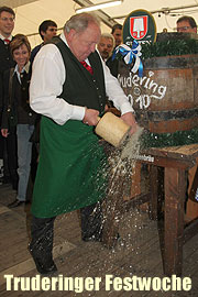Stadtrat Helmut Schmid zapfte 2010 mit 3 Schlägen an (Foto: Martin Schmitz)